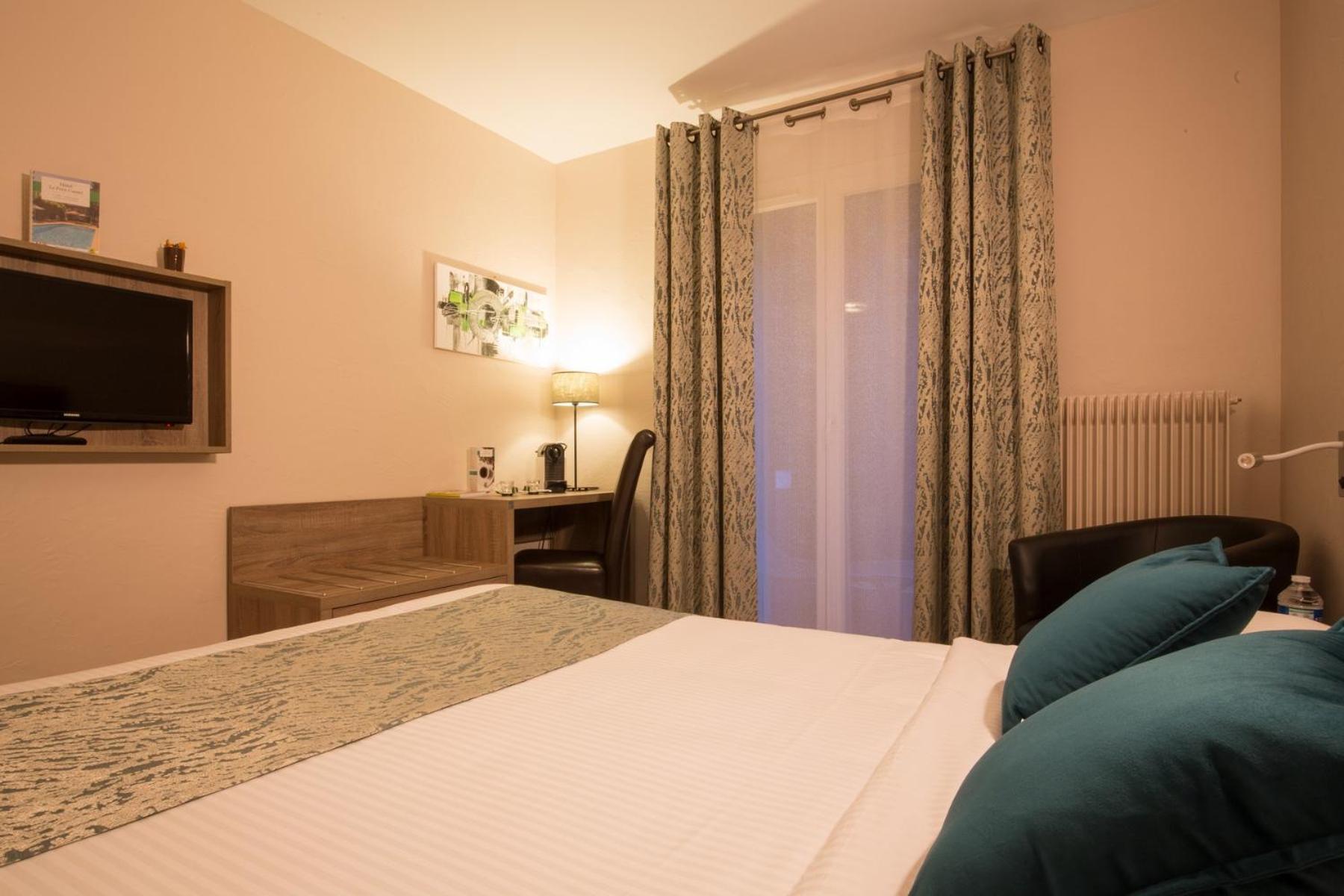 Logis Hotel Le Petit Casset La Boisse Quarto foto